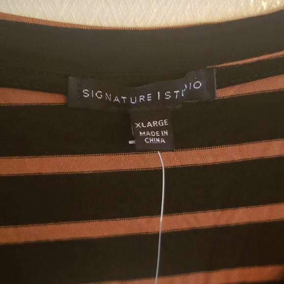 NWT Signature Studio Top - Picture 4 of 4